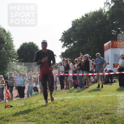 15.06.2025 - 27. Vierlanden-Triathlon KatJ http://msf.ph/oto/7977098 15.06.2025 08:35:16 Schwimmen 12, 54, 64 meine-sportfotos.de