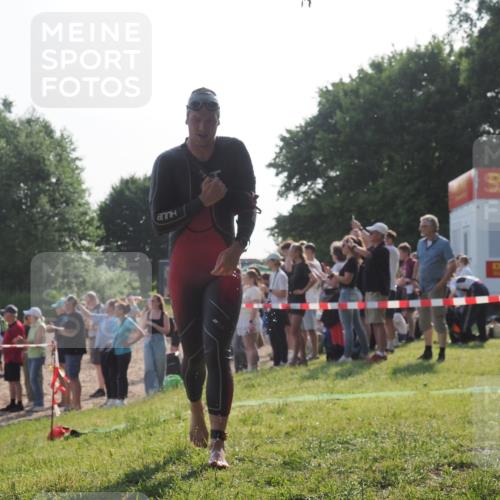 15.06.2025 - 27. Vierlanden-Triathlon KatJ http://msf.ph/oto/7977123 15.06.2025 08:35:17 Schwimmen 12, 54, 64 meine-sportfotos.de