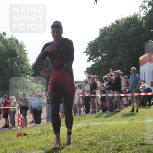 15.06.2025 - 27. Vierlanden-Triathlon KatJ http://msf.ph/oto/7977134 15.06.2025 08:35:18 Schwimmen 54, 64 meine-sportfotos.de
