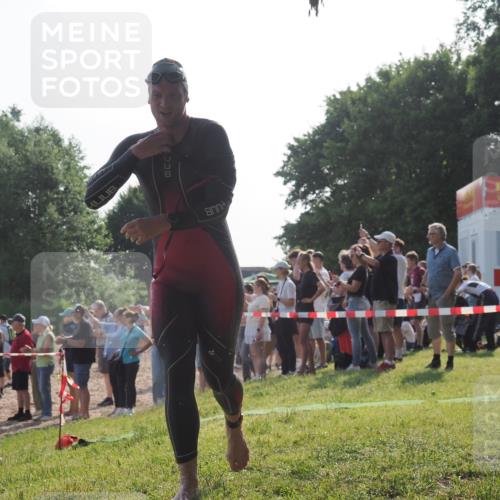 15.06.2025 - 27. Vierlanden-Triathlon KatJ http://msf.ph/oto/7977139 15.06.2025 08:35:18 Schwimmen 54, 64 meine-sportfotos.de