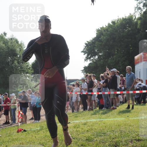 15.06.2025 - 27. Vierlanden-Triathlon KatJ http://msf.ph/oto/7977143 15.06.2025 08:35:18 Schwimmen 54, 64 meine-sportfotos.de