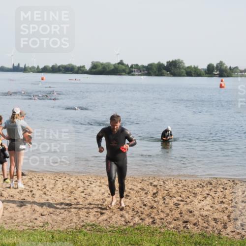 21.06.2025 - 27. Vierlanden-Triathlon MichiJ http://msf.ph/oto/7977273 15.06.2026 08:44:35 Schwimmen 93 meine-sportfotos.de