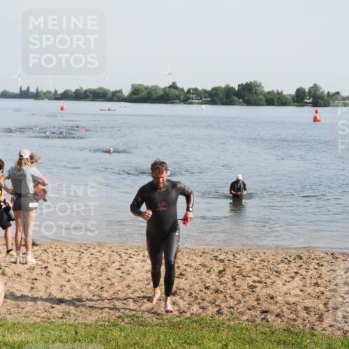 21.06.2025 - 27. Vierlanden-Triathlon MichiJ http://msf.ph/oto/7977287 15.06.2026 08:44:35 Schwimmen 93 meine-sportfotos.de
