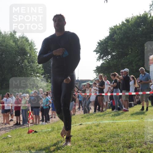 15.06.2025 - 27. Vierlanden-Triathlon KatJ http://msf.ph/oto/7977358 15.06.2025 08:35:43 Schwimmen 6, 21, 75, 85, 158 meine-sportfotos.de
