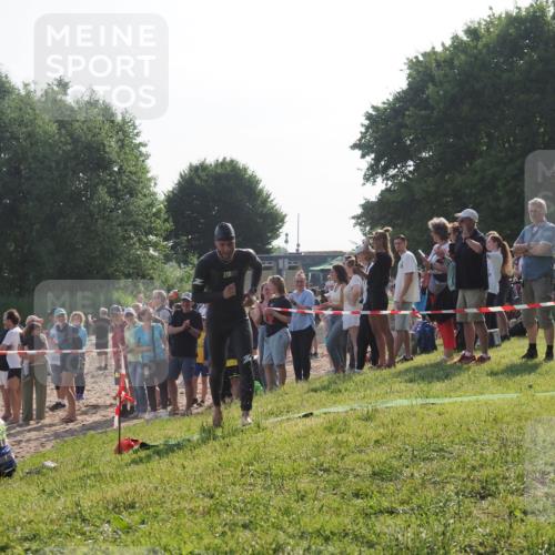 15.06.2025 - 27. Vierlanden-Triathlon KatJ http://msf.ph/oto/7977380 15.06.2025 08:36:25 Schwimmen 29 meine-sportfotos.de