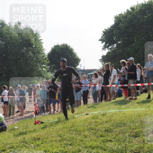 15.06.2025 - 27. Vierlanden-Triathlon KatJ http://msf.ph/oto/7977391 15.06.2025 08:36:25 Schwimmen 29 meine-sportfotos.de
