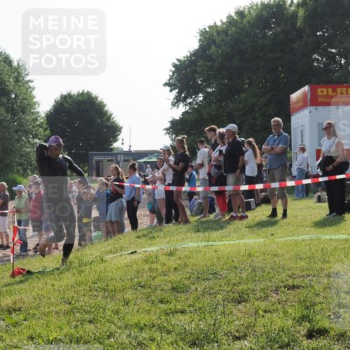 15.06.2025 - 27. Vierlanden-Triathlon KatJ http://msf.ph/oto/7977425 15.06.2025 08:36:42 Schwimmen 83 meine-sportfotos.de