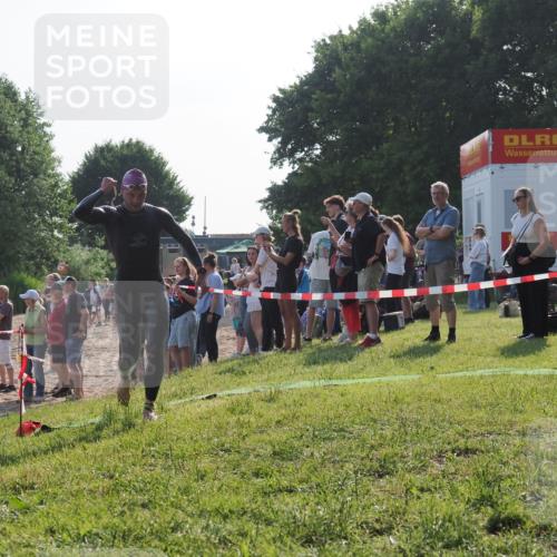 15.06.2025 - 27. Vierlanden-Triathlon KatJ http://msf.ph/oto/7977431 15.06.2025 08:36:43 Schwimmen 83 meine-sportfotos.de