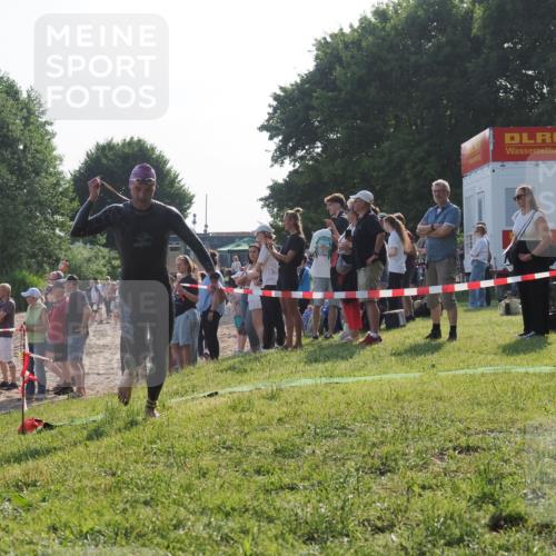 15.06.2025 - 27. Vierlanden-Triathlon KatJ http://msf.ph/oto/7977434 15.06.2025 08:36:43 Schwimmen 83 meine-sportfotos.de