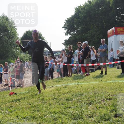 15.06.2025 - 27. Vierlanden-Triathlon KatJ http://msf.ph/oto/7977443 15.06.2025 08:36:43 Schwimmen 83 meine-sportfotos.de