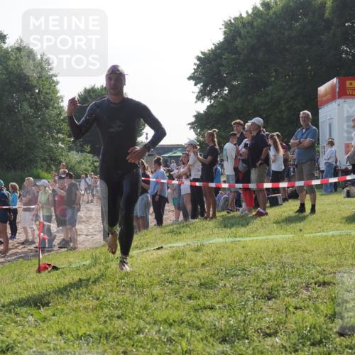 15.06.2025 - 27. Vierlanden-Triathlon KatJ http://msf.ph/oto/7977448 15.06.2025 08:36:43 Schwimmen 83 meine-sportfotos.de