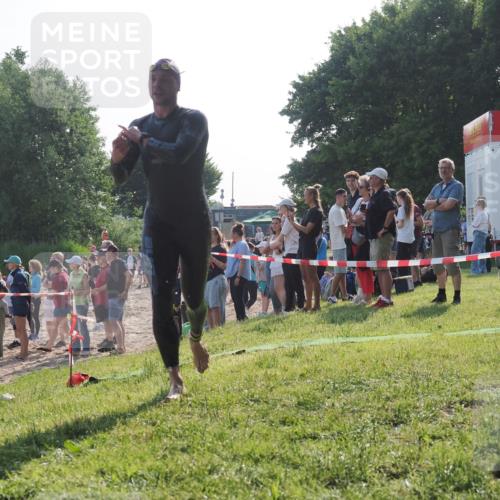 15.06.2025 - 27. Vierlanden-Triathlon KatJ http://msf.ph/oto/7977453 15.06.2025 08:36:44 Schwimmen 83 meine-sportfotos.de