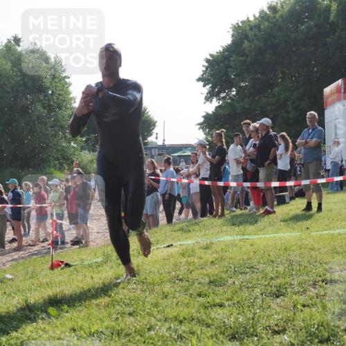 15.06.2025 - 27. Vierlanden-Triathlon KatJ http://msf.ph/oto/7977456 15.06.2025 08:36:44 Schwimmen 83 meine-sportfotos.de