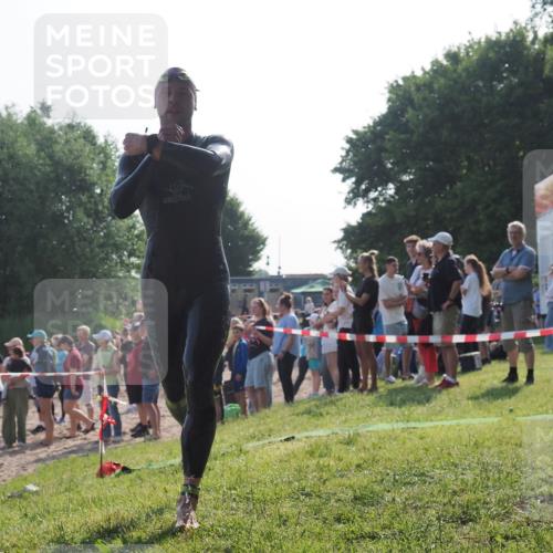 15.06.2025 - 27. Vierlanden-Triathlon KatJ http://msf.ph/oto/7977461 15.06.2025 08:36:44 Schwimmen 83 meine-sportfotos.de