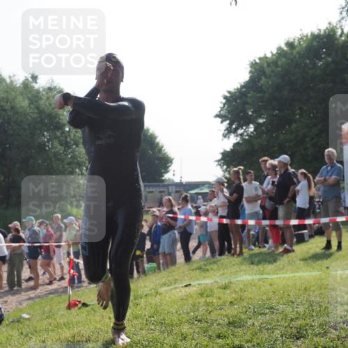 15.06.2025 - 27. Vierlanden-Triathlon KatJ http://msf.ph/oto/7977464 15.06.2025 08:36:44 Schwimmen 83 meine-sportfotos.de