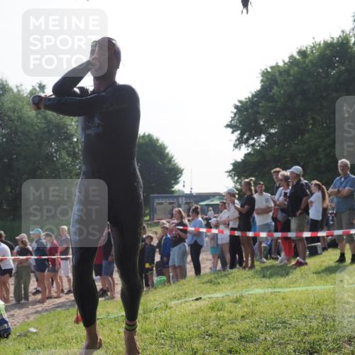 15.06.2025 - 27. Vierlanden-Triathlon KatJ http://msf.ph/oto/7977468 15.06.2025 08:36:44 Schwimmen 83 meine-sportfotos.de