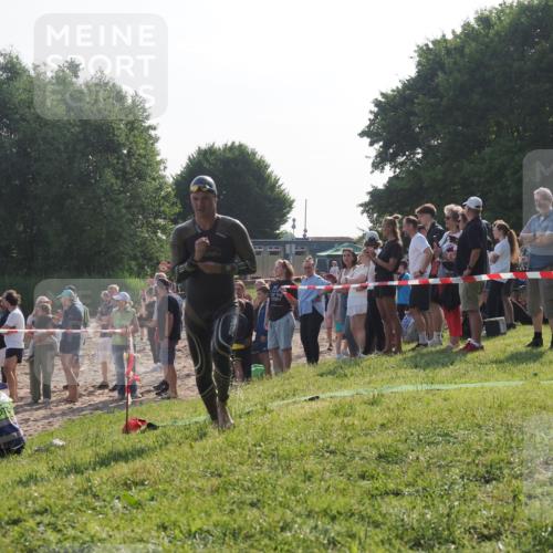 15.06.2025 - 27. Vierlanden-Triathlon KatJ http://msf.ph/oto/7977498 15.06.2025 08:36:53 Schwimmen 39 meine-sportfotos.de
