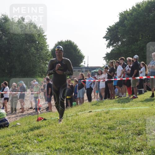 15.06.2025 - 27. Vierlanden-Triathlon KatJ http://msf.ph/oto/7977502 15.06.2025 08:36:53 Schwimmen 39 meine-sportfotos.de