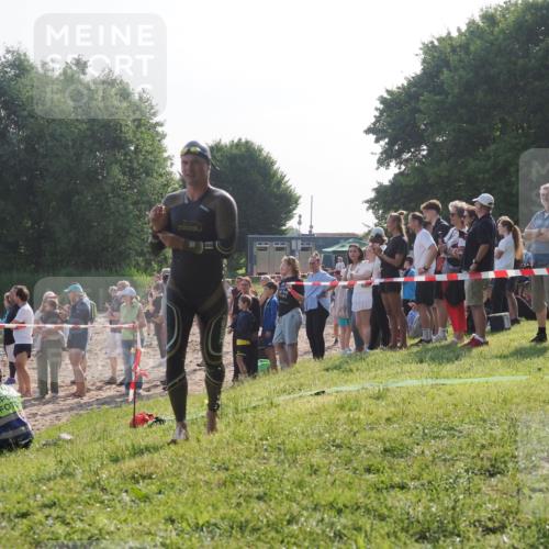 15.06.2025 - 27. Vierlanden-Triathlon KatJ http://msf.ph/oto/7977508 15.06.2025 08:36:53 Schwimmen 39 meine-sportfotos.de