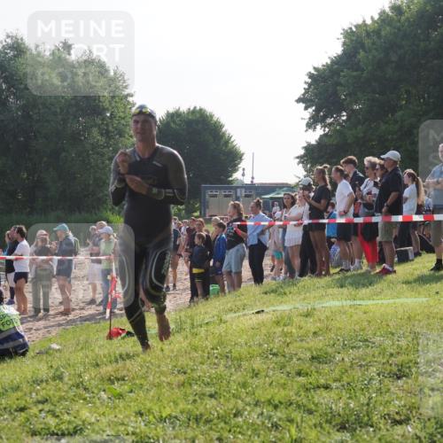 15.06.2025 - 27. Vierlanden-Triathlon KatJ http://msf.ph/oto/7977512 15.06.2025 08:36:53 Schwimmen 39 meine-sportfotos.de