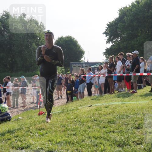 15.06.2025 - 27. Vierlanden-Triathlon KatJ http://msf.ph/oto/7977515 15.06.2025 08:36:53 Schwimmen 39 meine-sportfotos.de