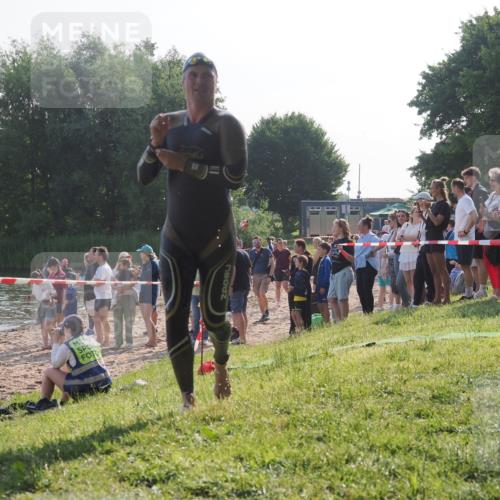 15.06.2025 - 27. Vierlanden-Triathlon KatJ http://msf.ph/oto/7977526 15.06.2025 08:36:54 Schwimmen 39 meine-sportfotos.de