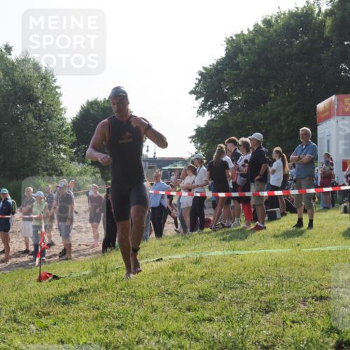 15.06.2025 - 27. Vierlanden-Triathlon KatJ http://msf.ph/oto/7977568 15.06.2025 08:37:02 Schwimmen 39, 69 meine-sportfotos.de