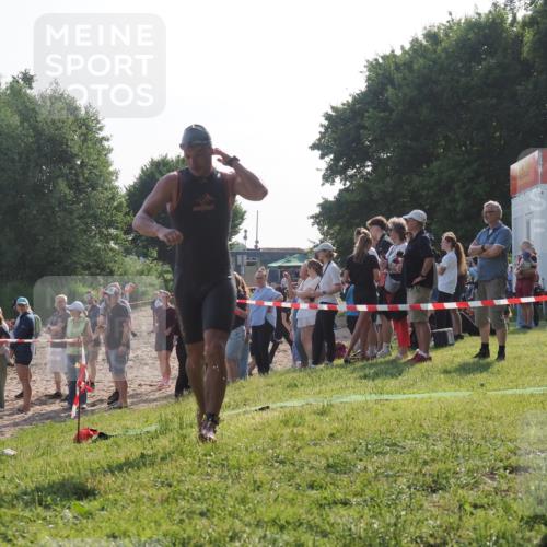 15.06.2025 - 27. Vierlanden-Triathlon KatJ http://msf.ph/oto/7977571 15.06.2025 08:37:02 Schwimmen 39, 69 meine-sportfotos.de