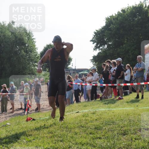 15.06.2025 - 27. Vierlanden-Triathlon KatJ http://msf.ph/oto/7977574 15.06.2025 08:37:02 Schwimmen 39, 69 meine-sportfotos.de