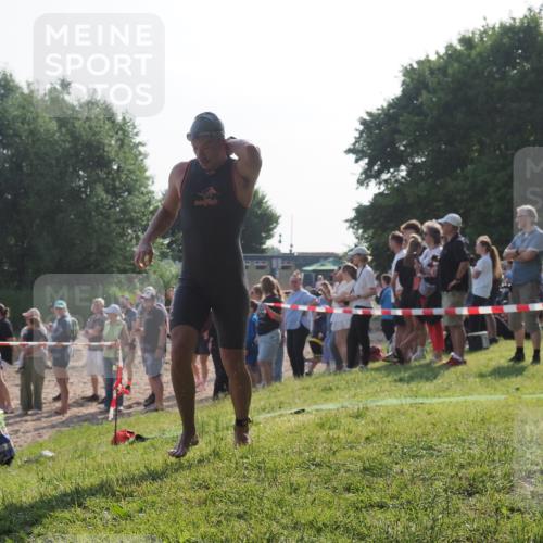 15.06.2025 - 27. Vierlanden-Triathlon KatJ http://msf.ph/oto/7977578 15.06.2025 08:37:03 Schwimmen 69 meine-sportfotos.de
