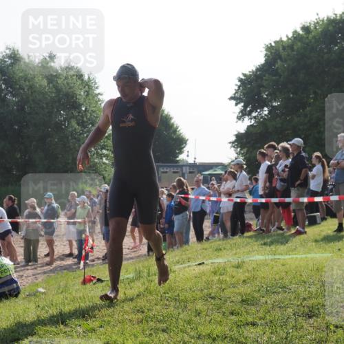 15.06.2025 - 27. Vierlanden-Triathlon KatJ http://msf.ph/oto/7977582 15.06.2025 08:37:03 Schwimmen 69 meine-sportfotos.de