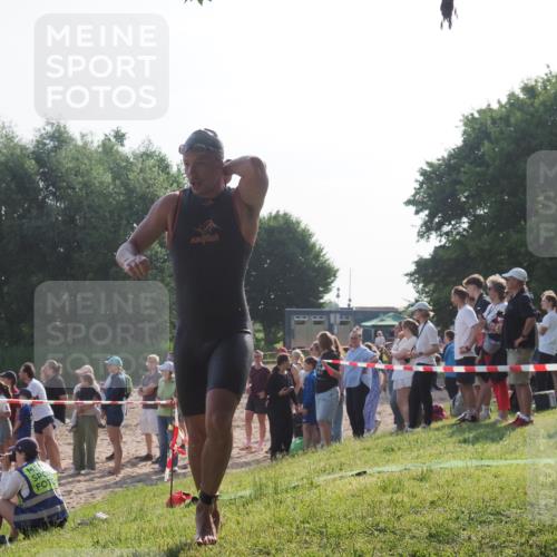 15.06.2025 - 27. Vierlanden-Triathlon KatJ http://msf.ph/oto/7977587 15.06.2025 08:37:03 Schwimmen 69 meine-sportfotos.de