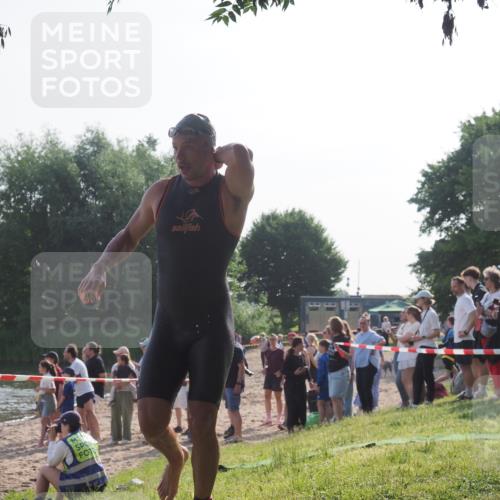 15.06.2025 - 27. Vierlanden-Triathlon KatJ http://msf.ph/oto/7977593 15.06.2025 08:37:03 Schwimmen 69 meine-sportfotos.de