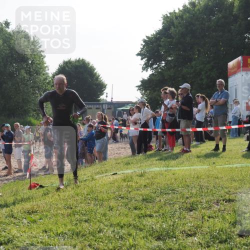15.06.2025 - 27. Vierlanden-Triathlon KatJ http://msf.ph/oto/7977619 15.06.2025 08:37:18 Schwimmen 187 meine-sportfotos.de