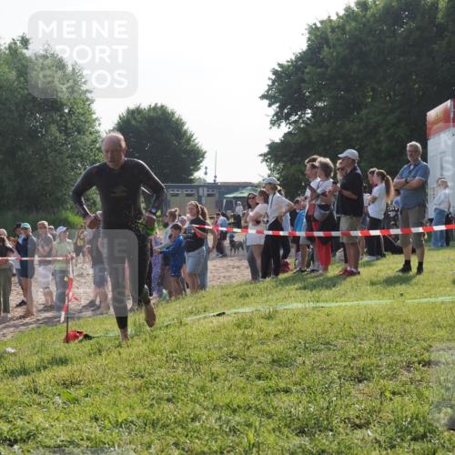 15.06.2025 - 27. Vierlanden-Triathlon KatJ http://msf.ph/oto/7977622 15.06.2025 08:37:18 Schwimmen 187 meine-sportfotos.de