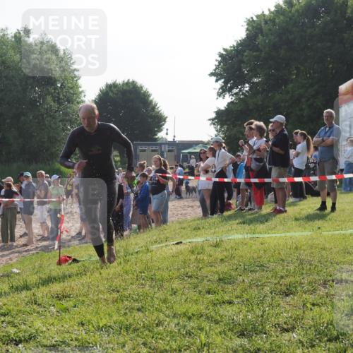 15.06.2025 - 27. Vierlanden-Triathlon KatJ http://msf.ph/oto/7977625 15.06.2025 08:37:18 Schwimmen 187 meine-sportfotos.de