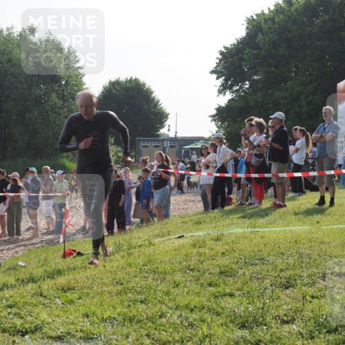 15.06.2025 - 27. Vierlanden-Triathlon KatJ http://msf.ph/oto/7977628 15.06.2025 08:37:18 Schwimmen 187 meine-sportfotos.de