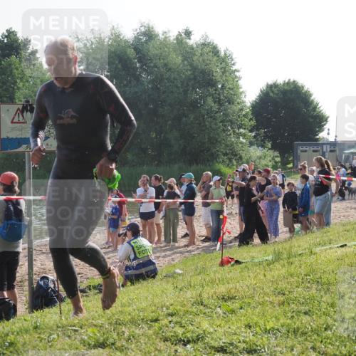 15.06.2025 - 27. Vierlanden-Triathlon KatJ http://msf.ph/oto/7977654 15.06.2025 08:37:20 Schwimmen 187 meine-sportfotos.de