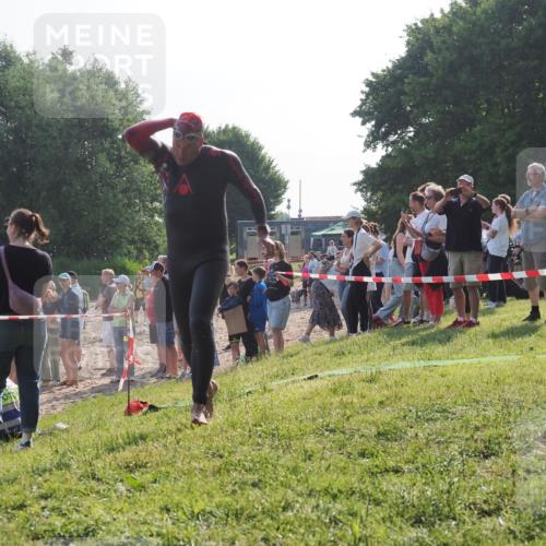 15.06.2025 - 27. Vierlanden-Triathlon KatJ http://msf.ph/oto/7977688 15.06.2025 08:37:38 Schwimmen 9, 181 meine-sportfotos.de