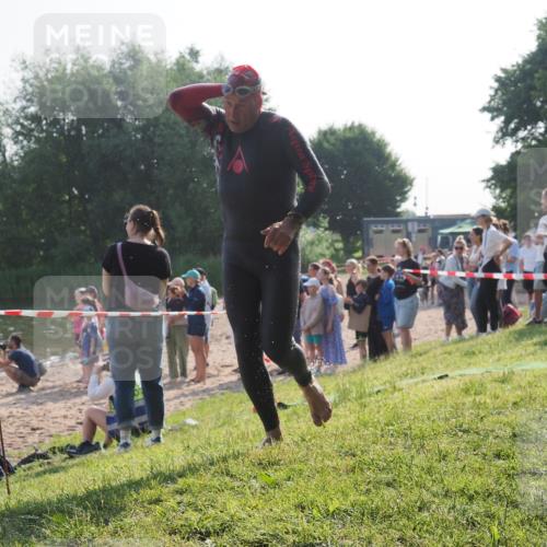 15.06.2025 - 27. Vierlanden-Triathlon KatJ http://msf.ph/oto/7977698 15.06.2025 08:37:39 Schwimmen 9, 181 meine-sportfotos.de