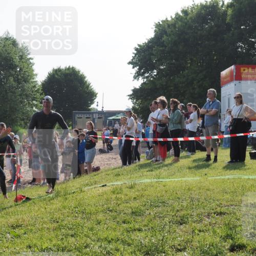 15.06.2025 - 27. Vierlanden-Triathlon KatJ http://msf.ph/oto/7977705 15.06.2025 08:37:45 Schwimmen 9, 73, 180, 181 meine-sportfotos.de
