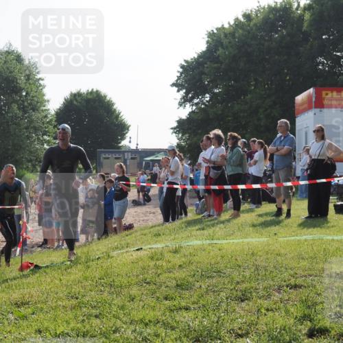 15.06.2025 - 27. Vierlanden-Triathlon KatJ http://msf.ph/oto/7977708 15.06.2025 08:37:45 Schwimmen 9, 73, 180, 181 meine-sportfotos.de