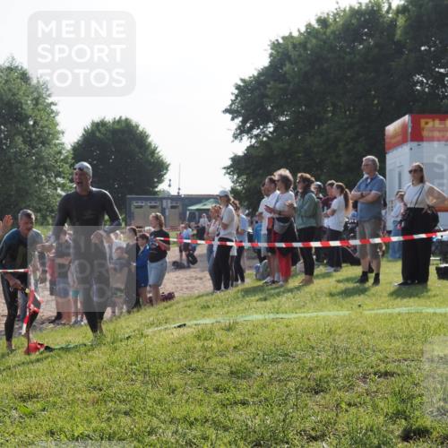 15.06.2025 - 27. Vierlanden-Triathlon KatJ http://msf.ph/oto/7977710 15.06.2025 08:37:45 Schwimmen 9, 73, 180, 181 meine-sportfotos.de