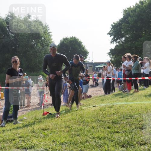 15.06.2025 - 27. Vierlanden-Triathlon KatJ http://msf.ph/oto/7977728 15.06.2025 08:37:46 Schwimmen 9, 73, 171, 180, 181 meine-sportfotos.de