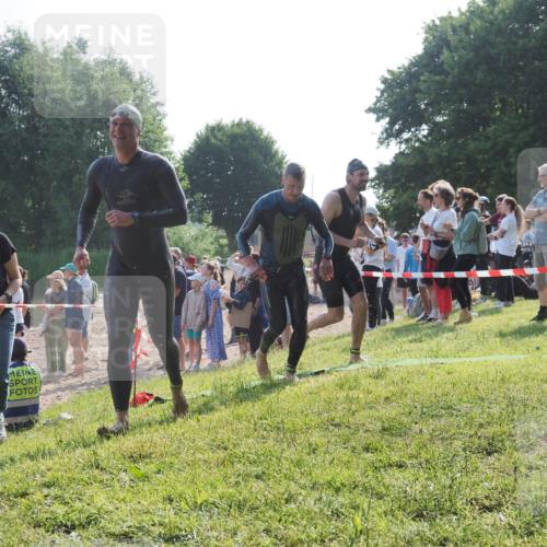 15.06.2025 - 27. Vierlanden-Triathlon KatJ http://msf.ph/oto/7977735 15.06.2025 08:37:47 Schwimmen 9, 73, 171, 180, 181 meine-sportfotos.de