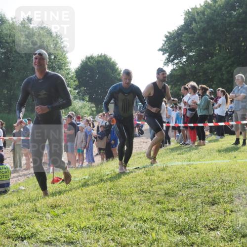15.06.2025 - 27. Vierlanden-Triathlon KatJ http://msf.ph/oto/7977736 15.06.2025 08:37:47 Schwimmen 9, 73, 171, 180, 181 meine-sportfotos.de