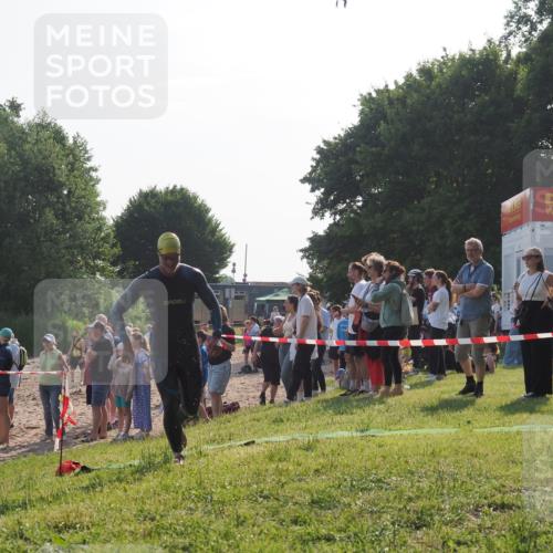 15.06.2025 - 27. Vierlanden-Triathlon KatJ http://msf.ph/oto/7977789 15.06.2025 08:37:53 Schwimmen 73, 171, 180, 181 meine-sportfotos.de