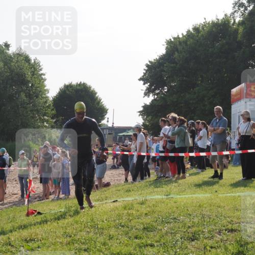 15.06.2025 - 27. Vierlanden-Triathlon KatJ http://msf.ph/oto/7977792 15.06.2025 08:37:53 Schwimmen 73, 171, 180, 181 meine-sportfotos.de