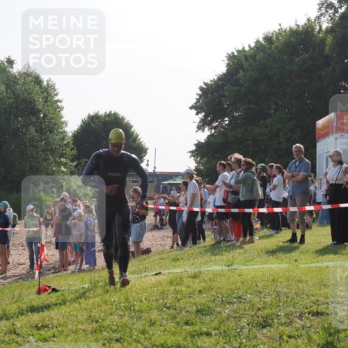 15.06.2025 - 27. Vierlanden-Triathlon KatJ http://msf.ph/oto/7977795 15.06.2025 08:37:53 Schwimmen 73, 171, 180, 181 meine-sportfotos.de