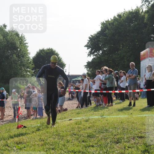 15.06.2025 - 27. Vierlanden-Triathlon KatJ http://msf.ph/oto/7977798 15.06.2025 08:37:53 Schwimmen 73, 171, 180, 181 meine-sportfotos.de